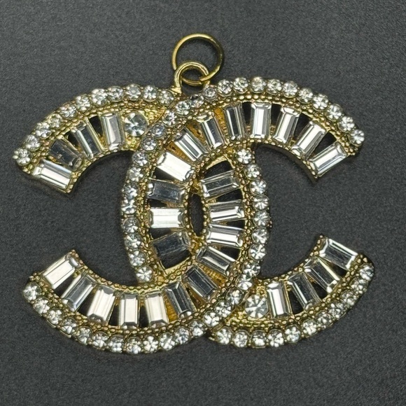 CHANEL PENDANT CLEAR CRYSTAL ON GOLD - Picture 15 of 17